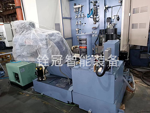 排屑機(jī)與中心出水搭配在車床上.jpg