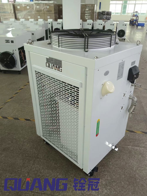 機(jī)械手焊接冷水機(jī).jpg