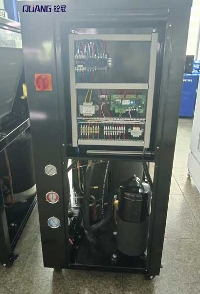 大型冷水機(jī).jpg